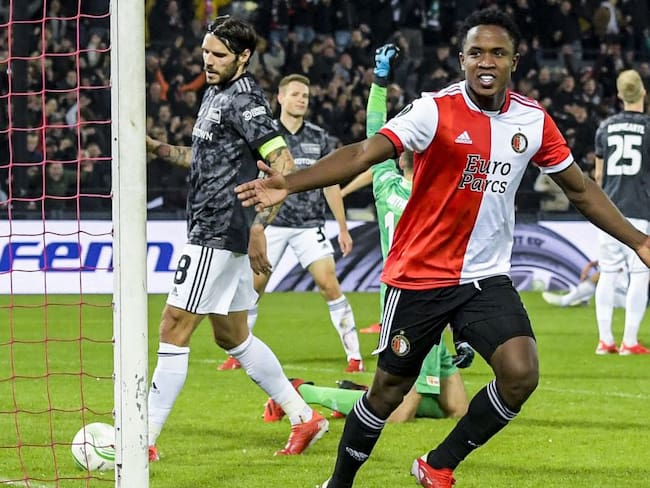 Luis Sinisterra festeja su sexta anotación con Feyenoord en la Conference League.