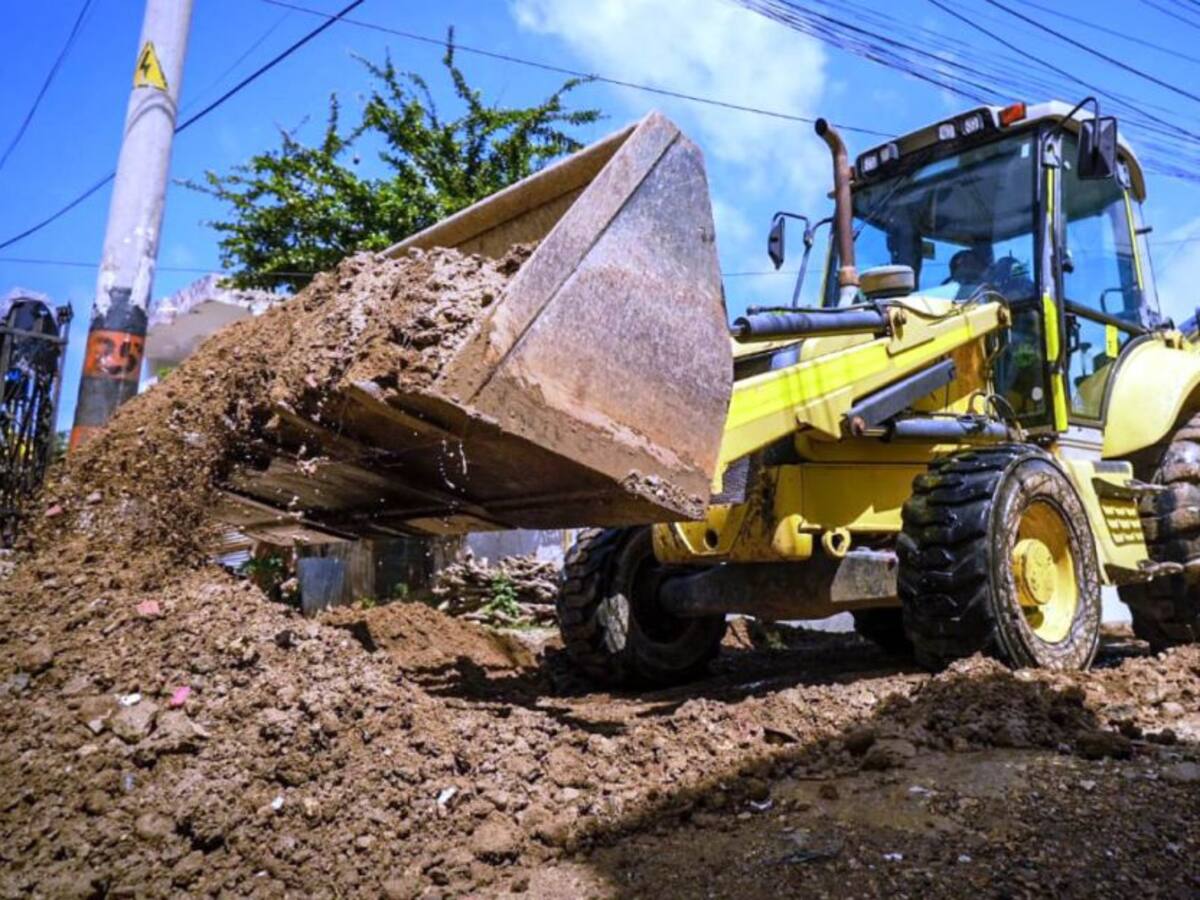 Remueven 40 metros cúbicos de tierra en la calle principal de El Reposo