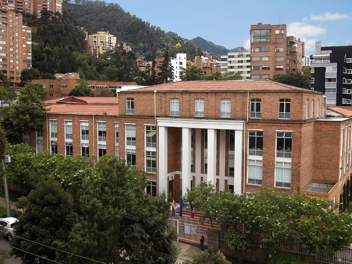 Miembro del Consejo de Administración del Liceo Francés sí estuvo reunido con Fondo Ashmore