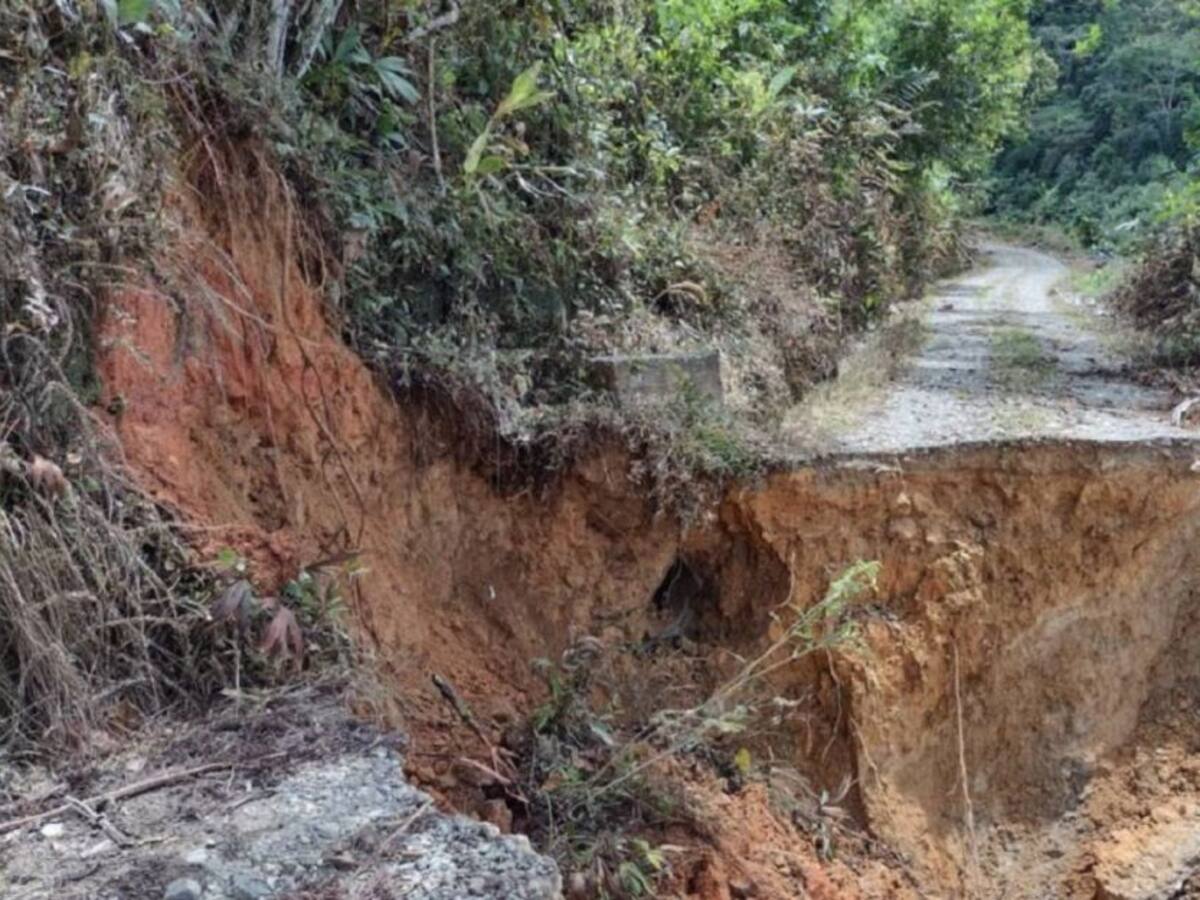 Combos de maquinaria amarilla trabajan para restablecer las vías de Caldas