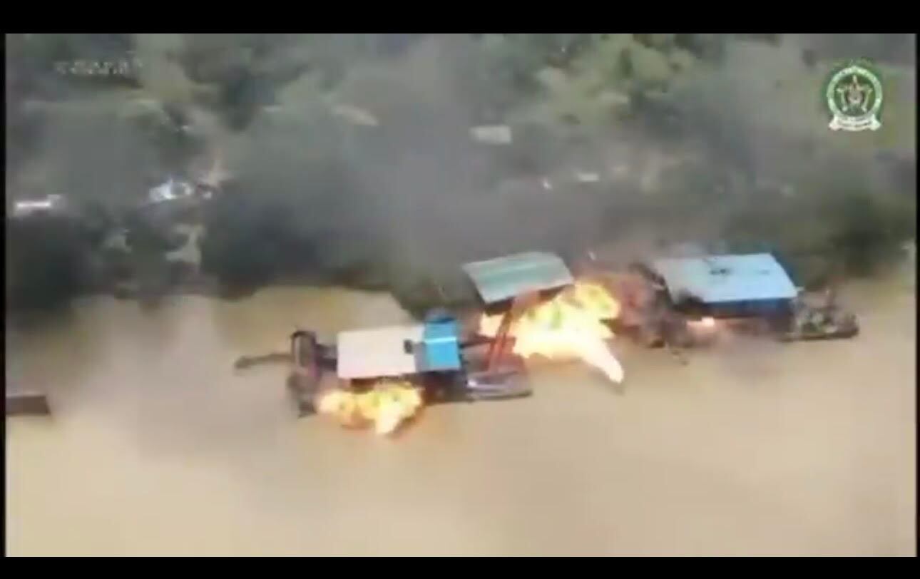Durante el operativo fueron destruidas 24 dragas y 9 excavadoras que afectaban los ríos Cauca y Nechí con la extracción de oro ilegal. Foto: Cortesía.