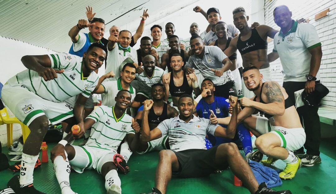 Jugadores del Deportes Quindío celebrando el ascenso a la primera categoría del futbol profesional colombiano