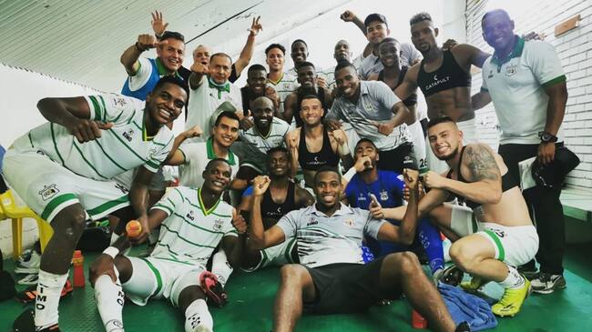 Jugadores del Deportes Quindío celebrando el ascenso a la primera categoría del futbol profesional colombiano