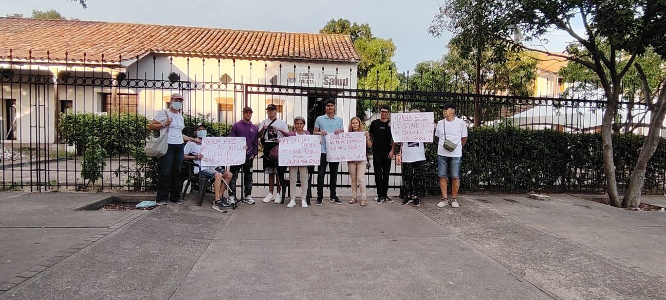 Joven de 24 años se encadena en Cúcuta para exigir cirugía negada por su EPS. / Foto: Cortesía.