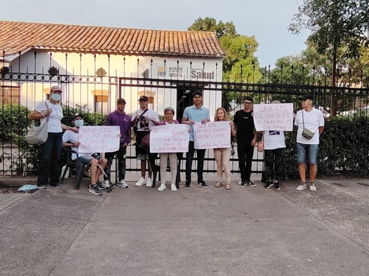 Joven de 24 años se encadena en Cúcuta para exigir cirugía negada por su EPS