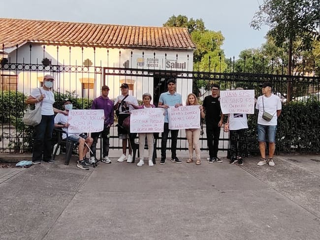 Joven de 24 años se encadena en Cúcuta para exigir cirugía negada por su EPS. / Foto: Cortesía.