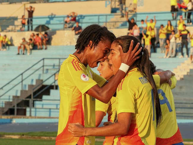 Jugadoras de Colombia celebran un gol en partido por el Sudamericano Femenino sub-20 (Ecuador). EFE/Jonathan Miranda