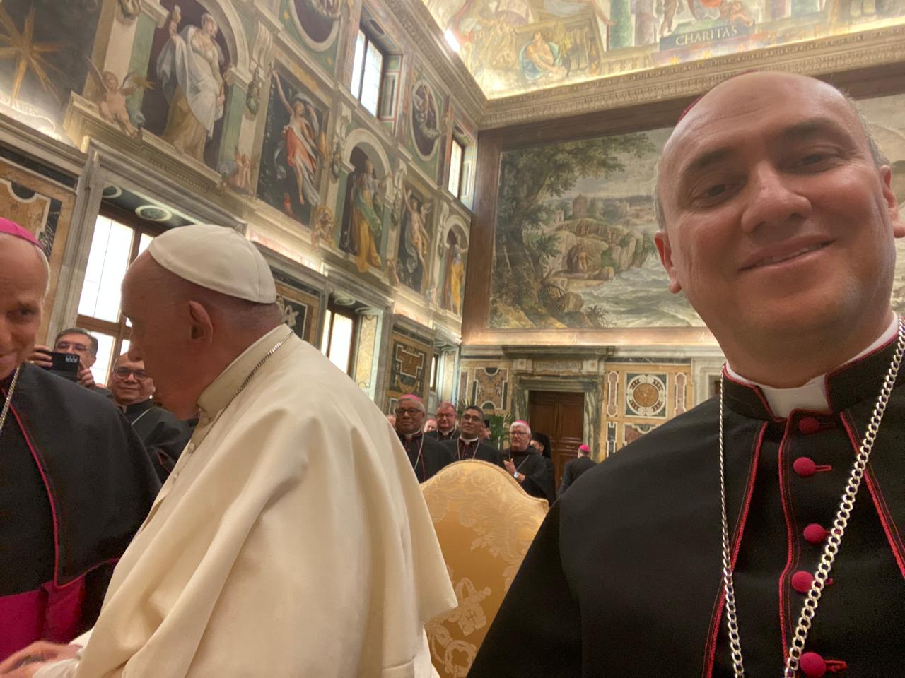 Foto Monseñor Juan Fernando Franco Sánchez, Obispo la Diócesis de Caldas con el papa francisco y León XIV.