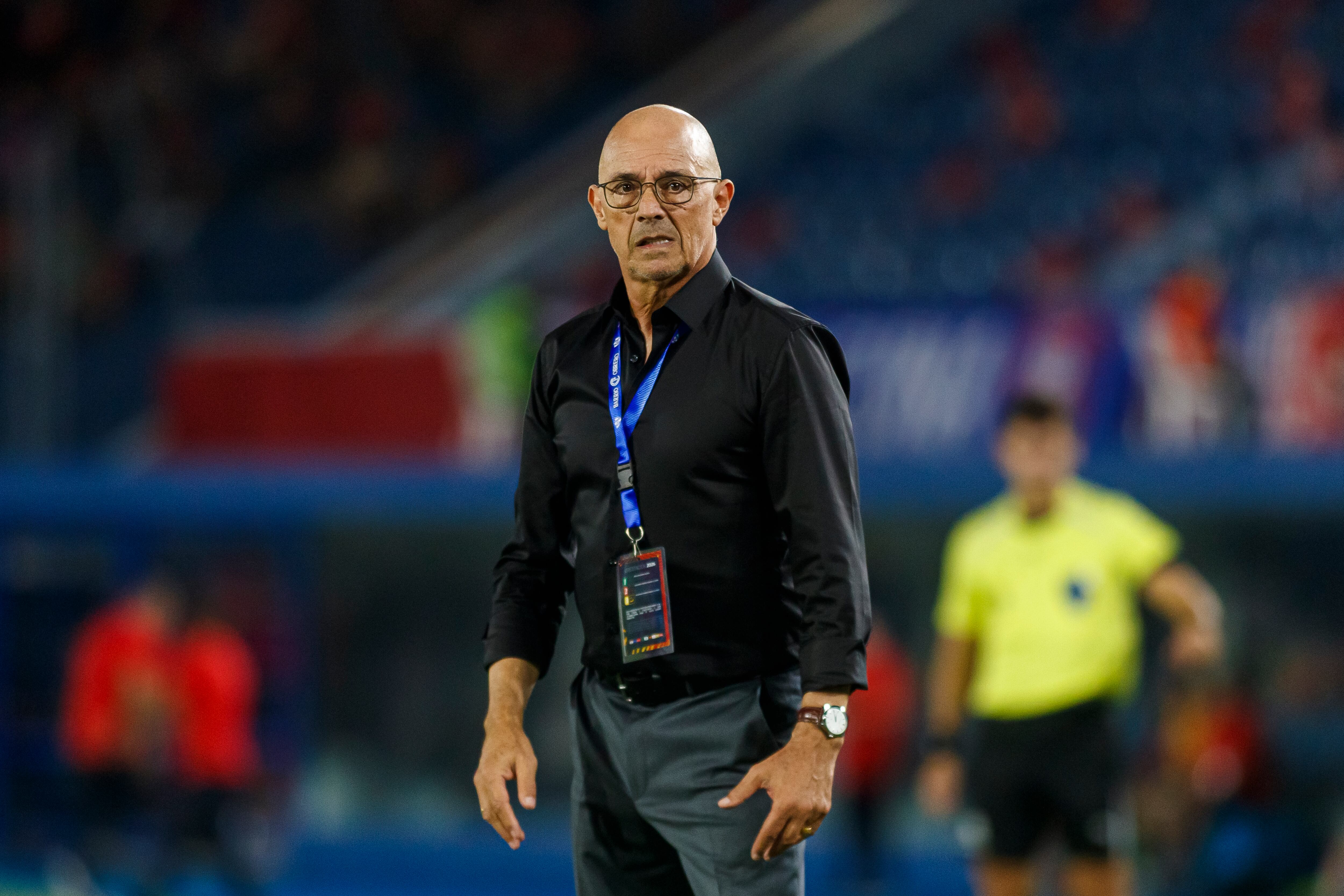 ASUNCION, PARAGUAY - APRIL 14: Junior Head Coach Alfredo Arias looks on during a Copa CONMEBOL Libertadores match between Cerro Porteno and Junior at Estadio General Pablo Rojas - La Nueva Olla on April 14, 2026 in Asuncion, Paraguay.  (Photo by Martín Fonseca/Eurasia Sport Images/Getty Images)