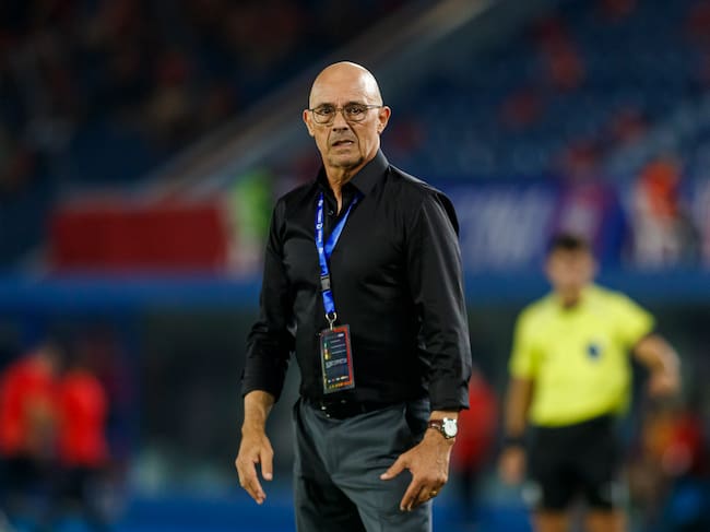 ASUNCION, PARAGUAY - APRIL 14: Junior Head Coach Alfredo Arias looks on during a Copa CONMEBOL Libertadores match between Cerro Porteno and Junior at Estadio General Pablo Rojas - La Nueva Olla on April 14, 2026 in Asuncion, Paraguay. (Photo by Martín Fonseca/Eurasia Sport Images/Getty Images)