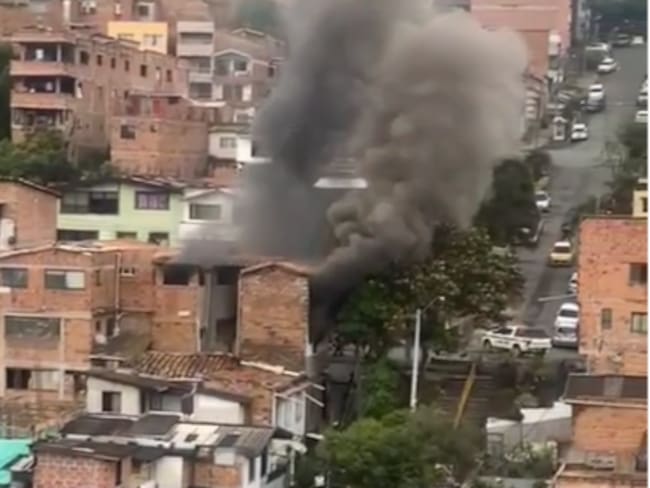 Dos personas resultaron heridas en incendio de taller de motos en Villa Hermosa