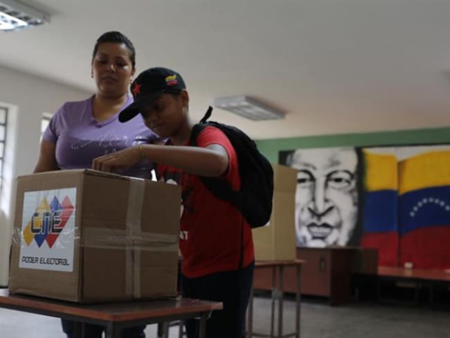 EE.UU. rechaza elecciones en Venezuela y considera sanciones petroleras