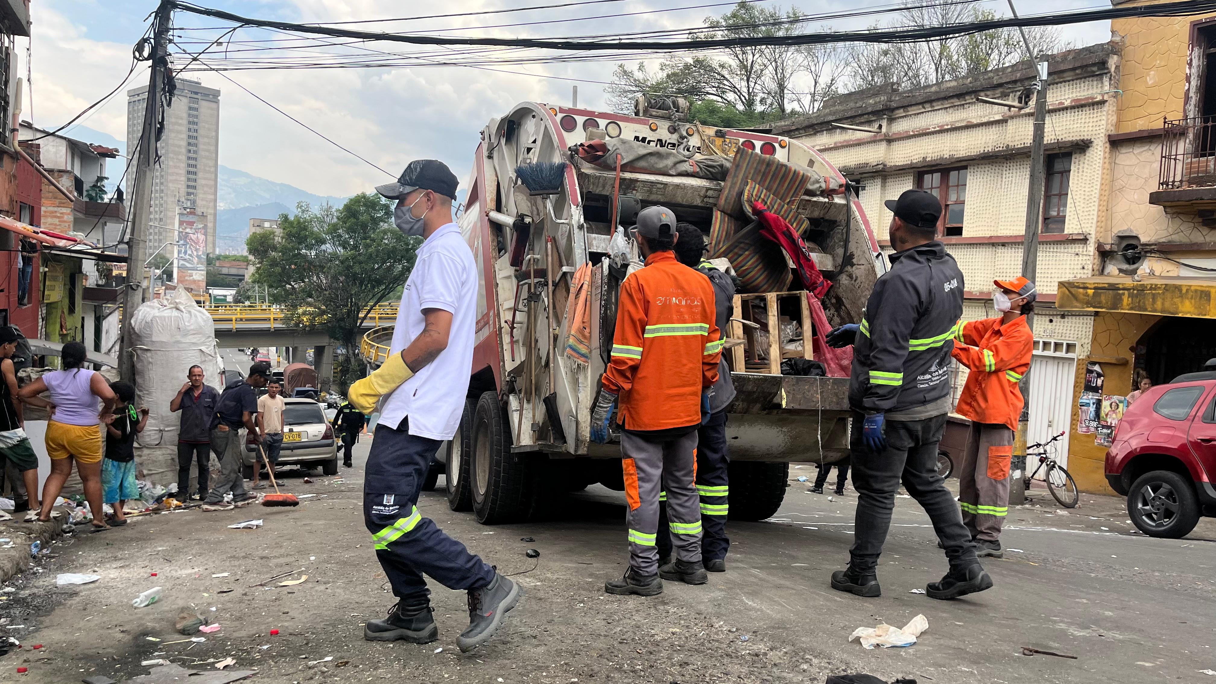 Limpieza a cacharrerías de Niquitao. Foto: Cortesía Alcaldía de Medellín.