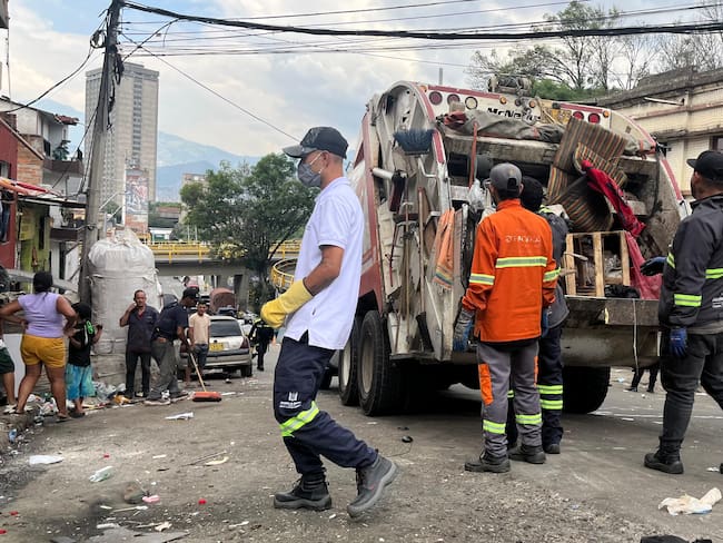 Limpieza a cacharrerías de Niquitao. Foto: Cortesía Alcaldía de Medellín.