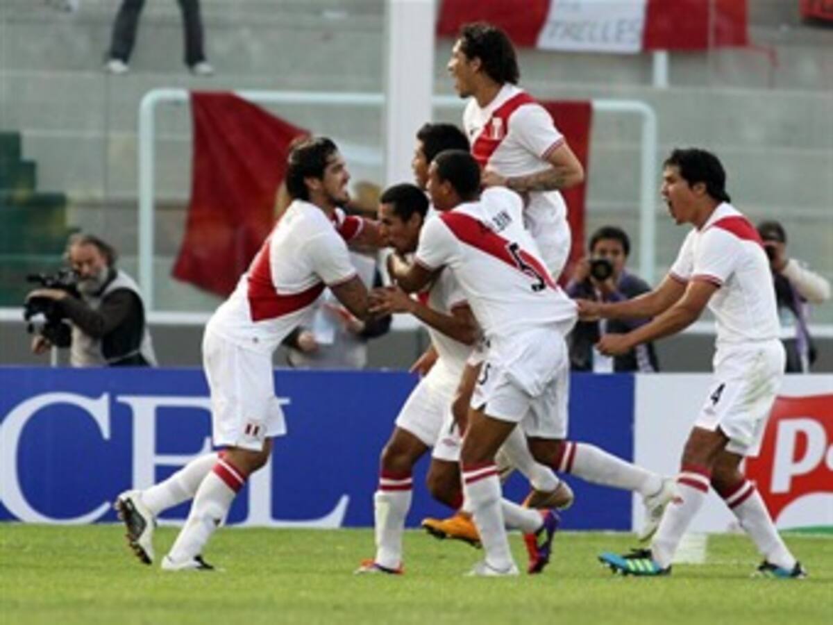 Perú derrotó 2-0 a Colombia y es semifinalista