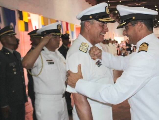 Comandante de la Armada Nacional recibe distintivo de buzo maestro