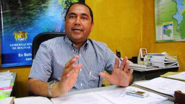 El exfuncionario es investigado por presunta omisión en supervisión de contratos