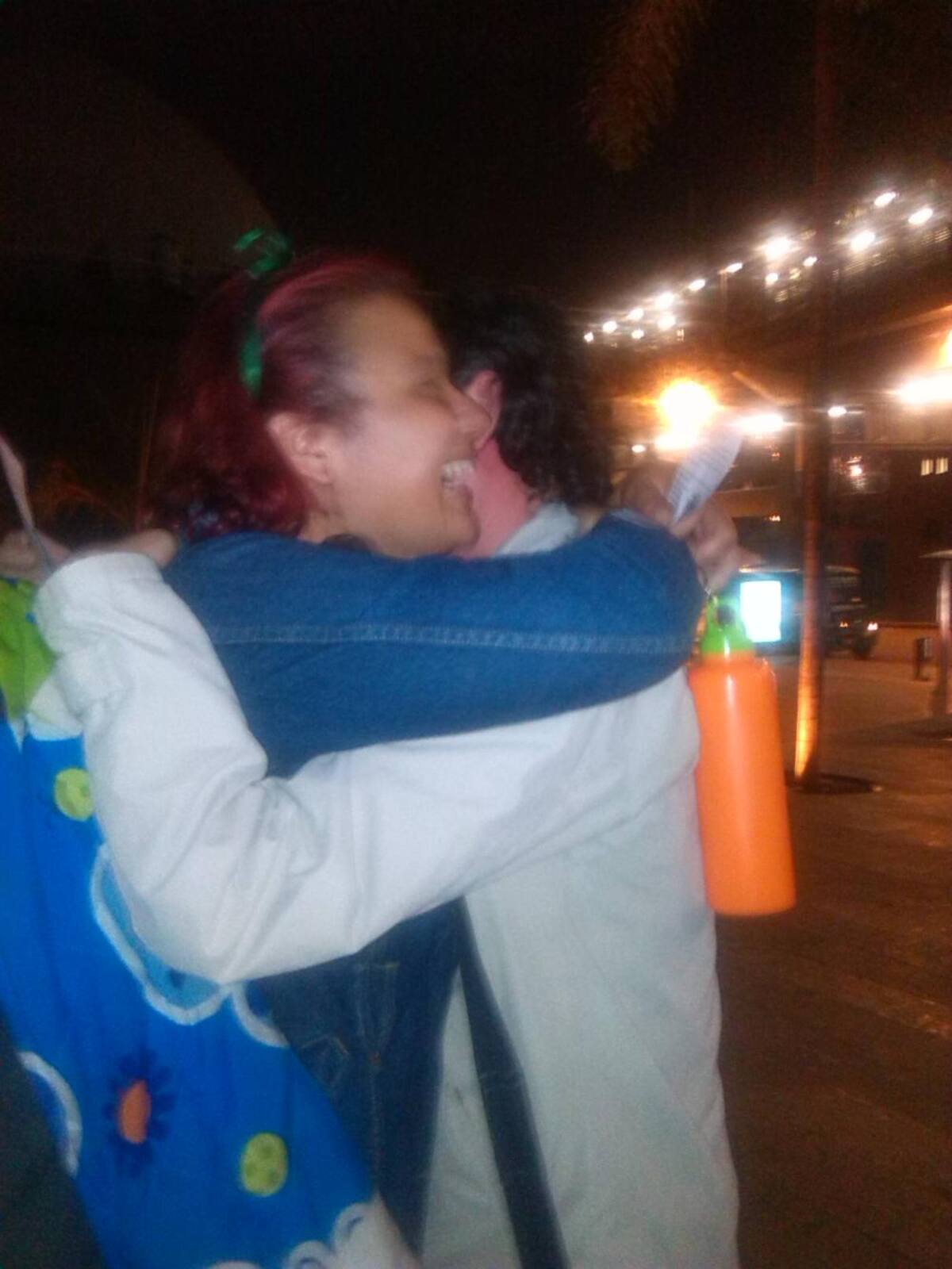 Durante una hora, en este Día de San Valentín, hubo manifestaciones de afecto ciudadano y de amor entre las parejas.