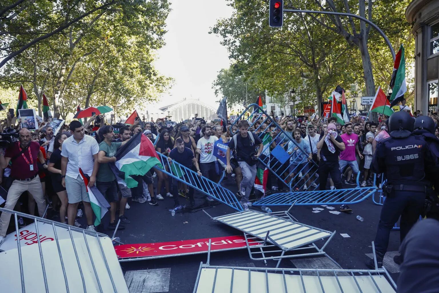 Los manifestantes propalestinos obstruyen el recorrido de los ciclistas en el Paseo del Prado. EFE/Rodrigo Jiménez