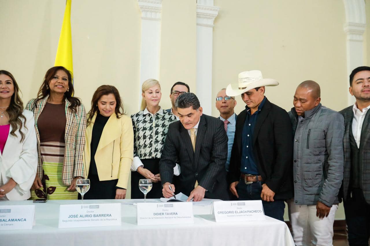 Los gobernadores firmaron y entregaron las propuestas al Ministerio del Interior. Foto| Facebook de Carlos Amaya