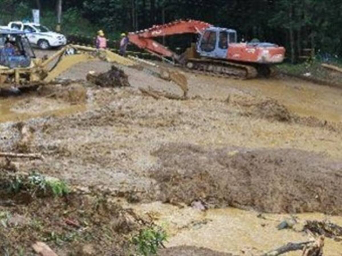 Abren paso a un carril en la vía Medellín-Manizales