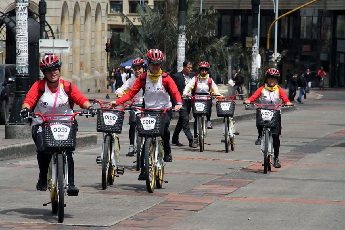 El alcalde de Bogotá, Gustavo Petro, dio inicio al servicio de préstamo gratuito de bicicletas en el marco de la peatonalización del Eje Ambiental.