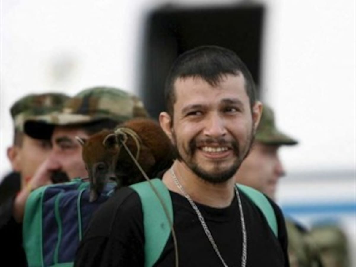 Sargento liberado en Operación 'Jaque' devolverá coatí con el que llegó de la selva