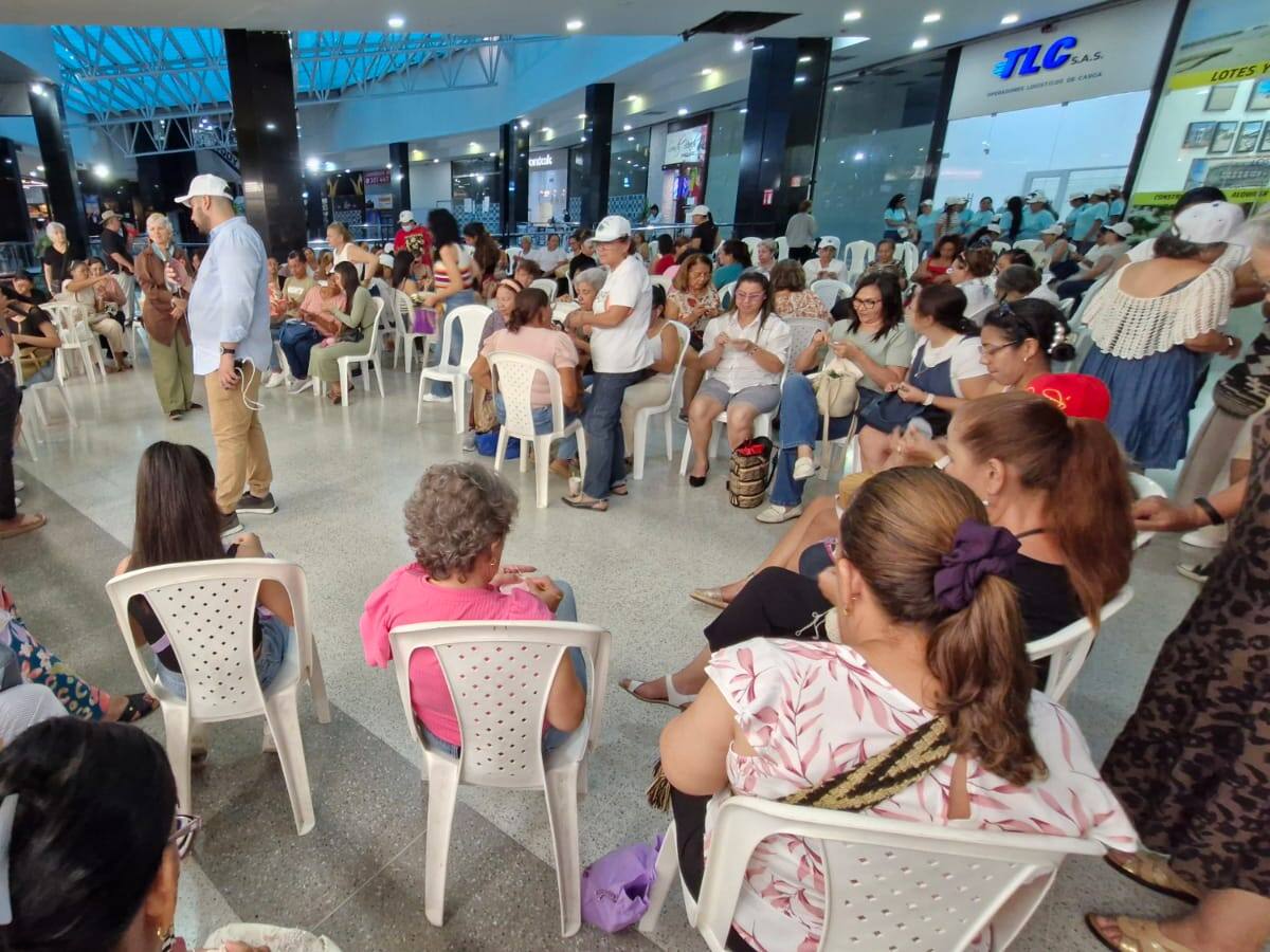 Inicia el Club de Tejedoras en Miramar con el apoyo de Caracol Radio