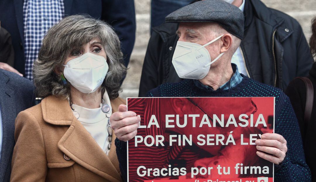 Manifestantes a favor de despenalizar la eutanasia en España