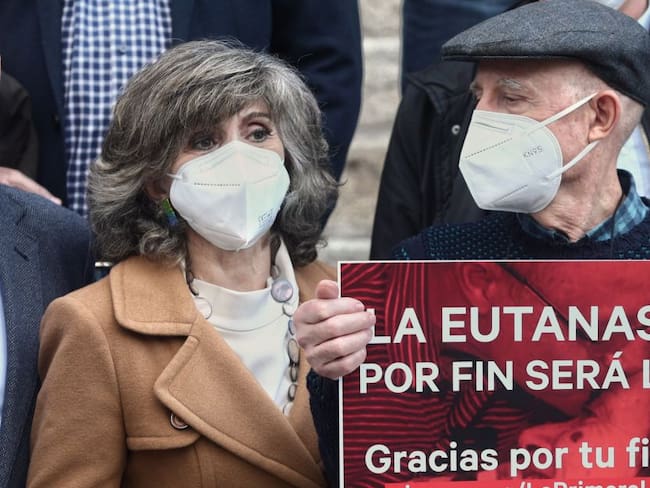 Manifestantes a favor de despenalizar la eutanasia en España