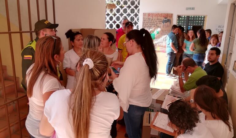 Inconformismo en mesa de votación al no tenerse papeleta de consulta presidencial