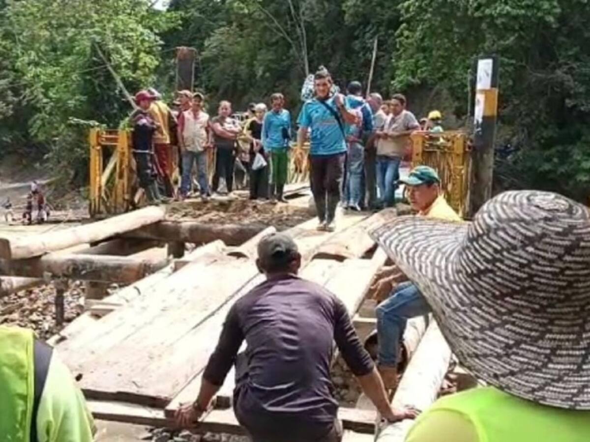 Con maquinaria amarilla atienden emergencias viales en Catatumbo