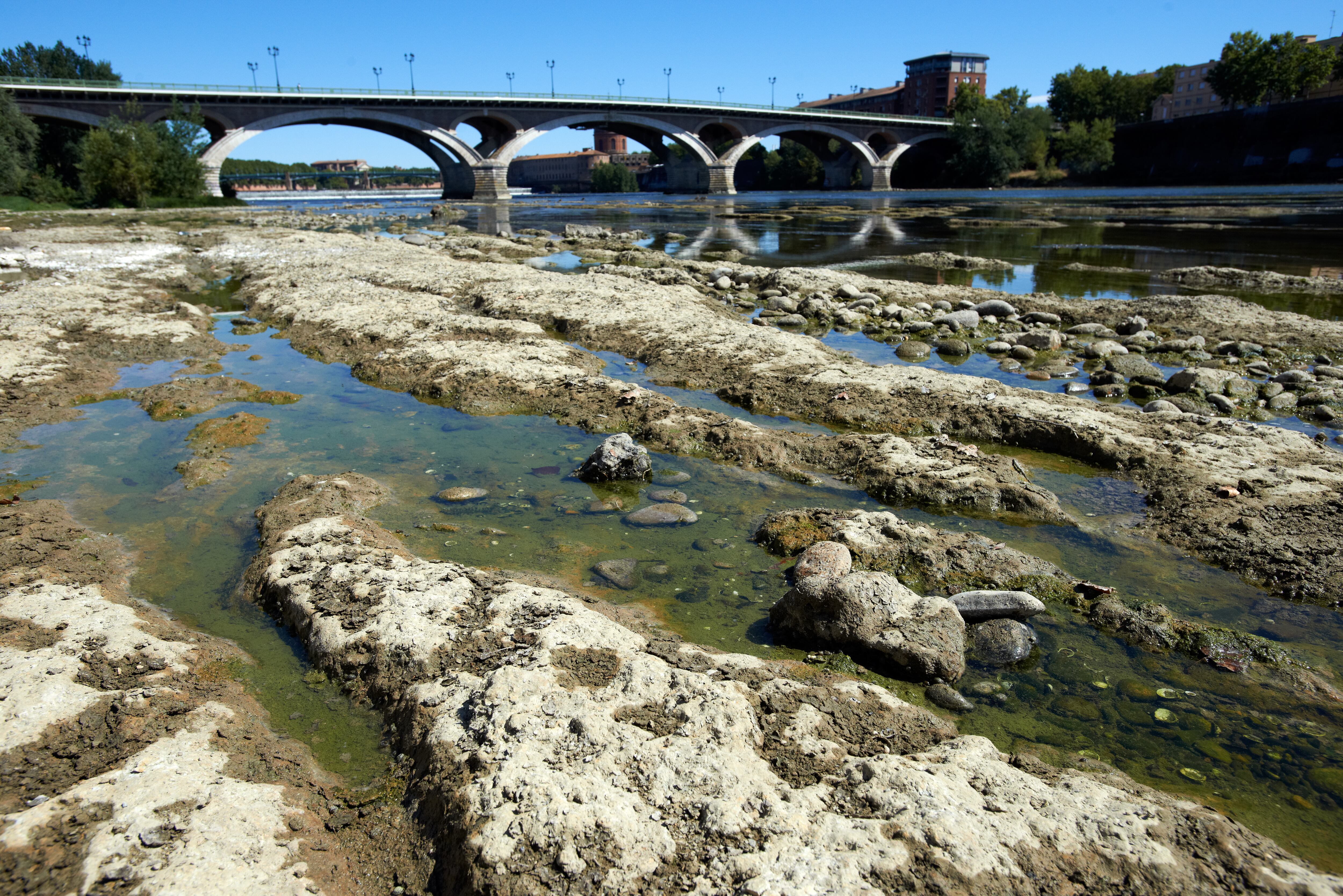 Sequía del río Garona por ola de calor en Francia. Foto: Getty Images.