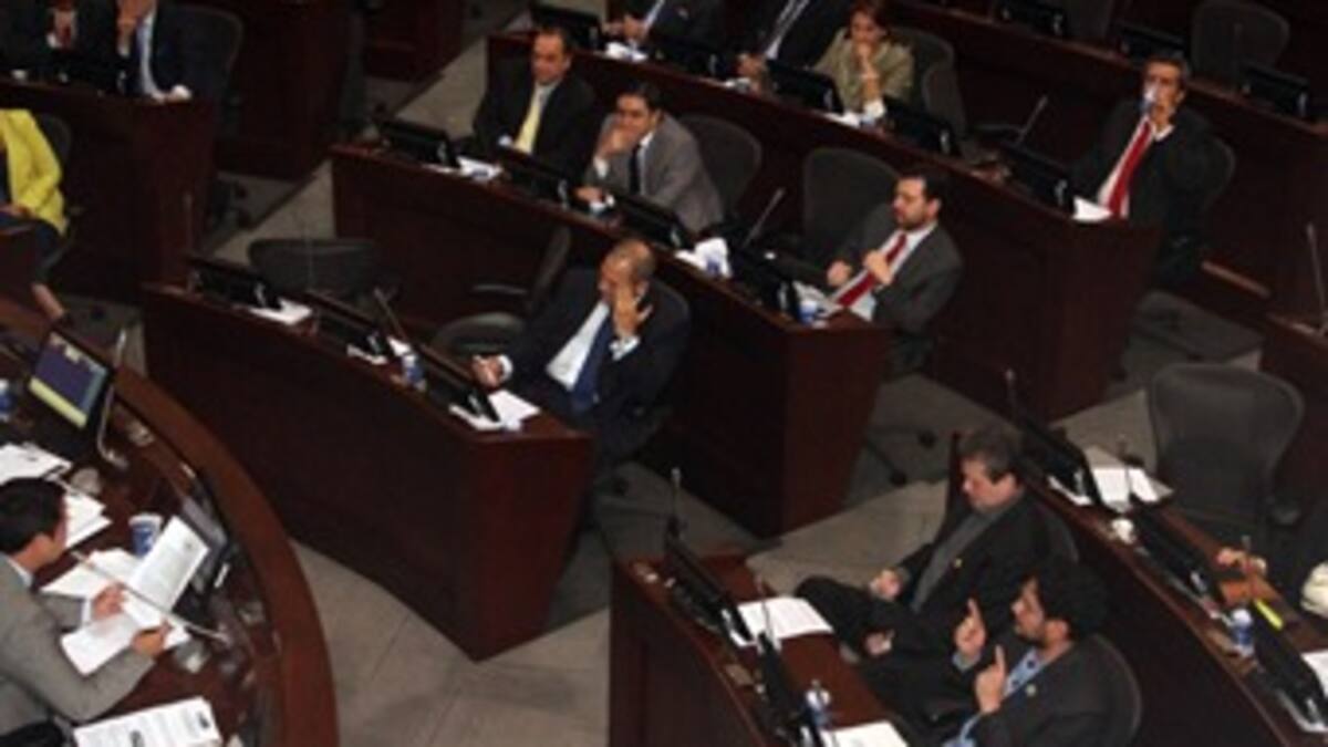 En fotos: Así se desarrolla el debate sobre paramilitarismo en el Congreso