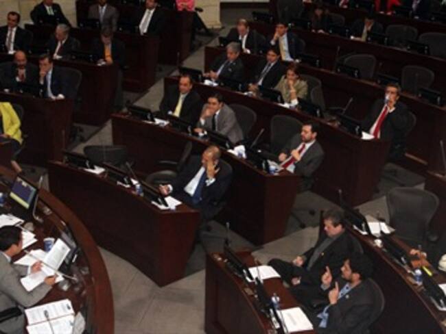 En fotos: Así se desarrolla el debate sobre paramilitarismo en el Congreso