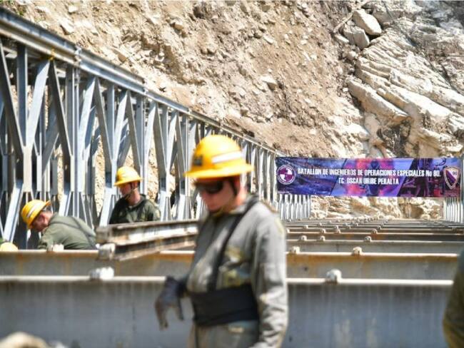Invías supervisa instalación de puente Militar en la vía Curos