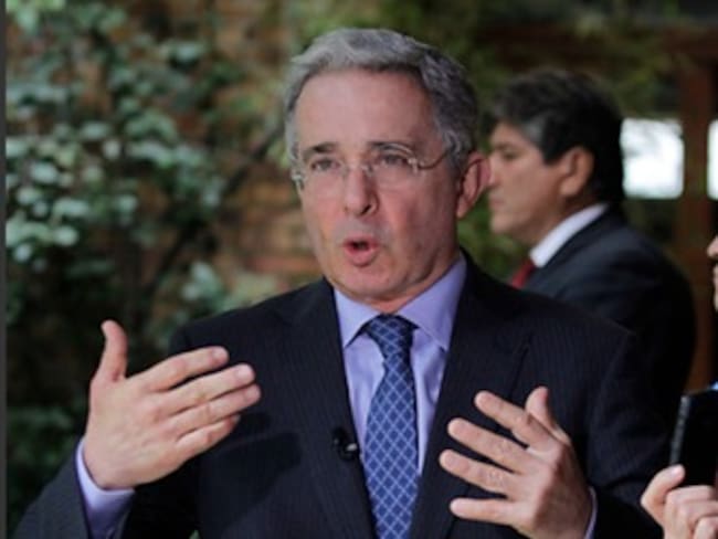 Uribe denunciaría a magistrado que pidió investigarlo por nexos con paras