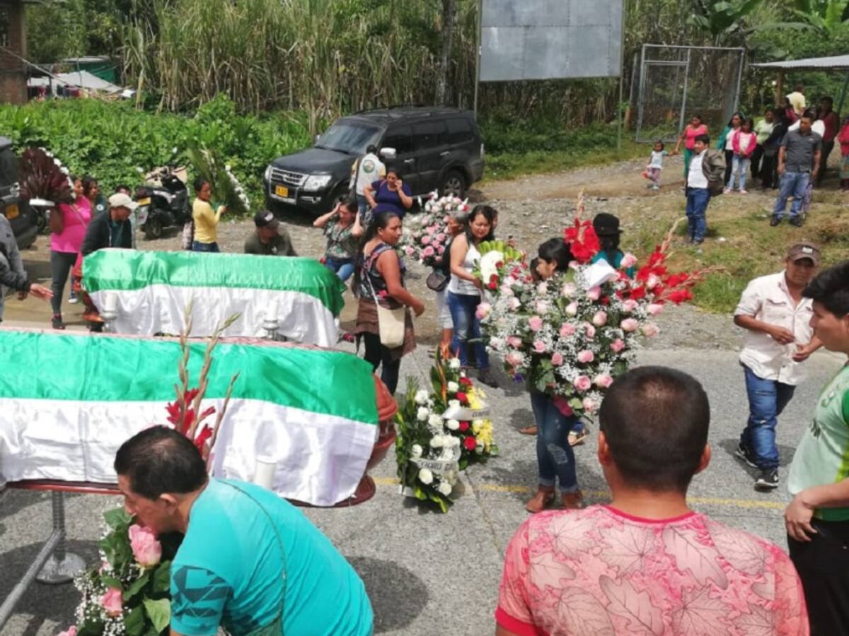 En plena vía indígenas Awa velan sus muertos