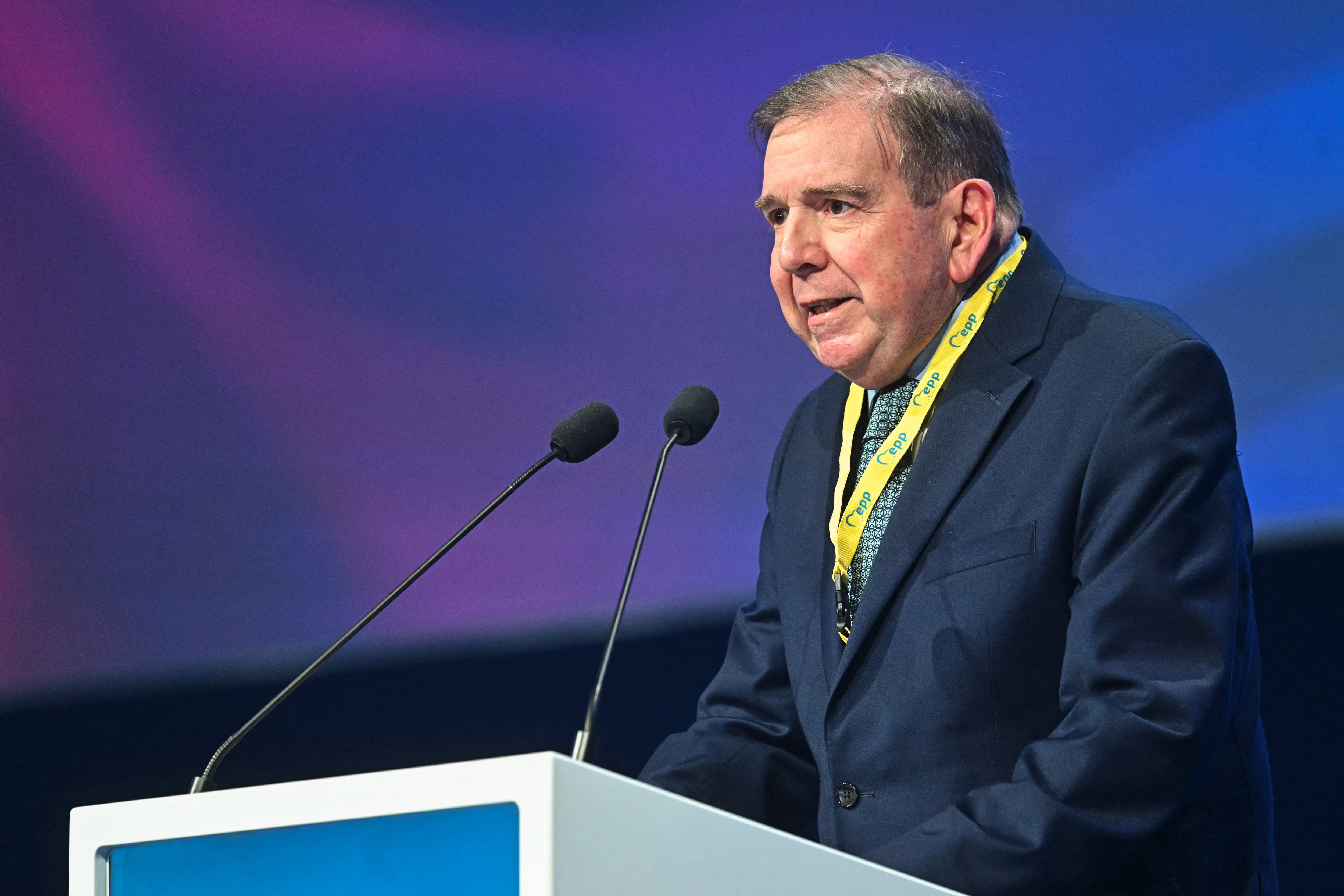 El líder opositor venezolano Edmundo González Urrutia pronuncia un discurso en Valencia, España el 30 de abril de 2025. (Foto de JOSE JORDAN/AFP via Getty Images)