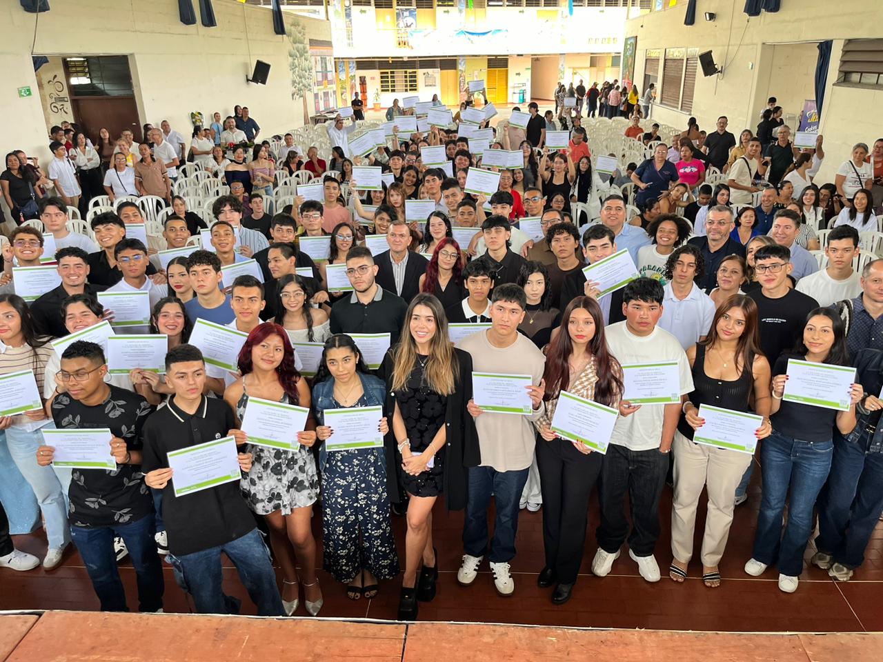 En la Institución Educativa Rufino José Cuervo – Centro, la Alcaldía de Armenia, a través de la Secretaría de Educación Municipal, hizo entrega de 138 becas Foto: Cortesía alcaldía de Armenia