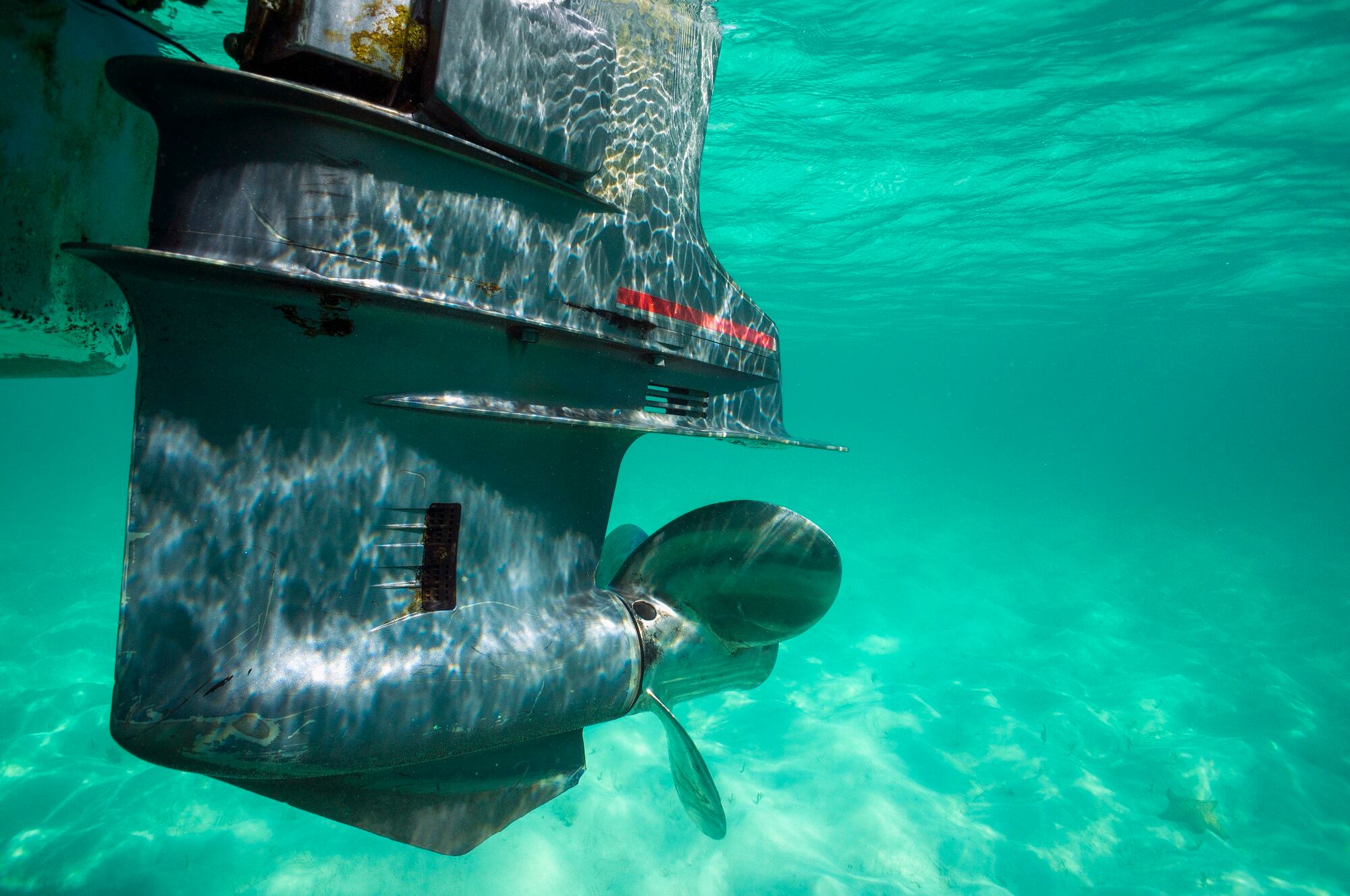 Pescador artesanal fue amarrado en aguas del Mar Caribe para robarle el motor de su lancha. Foto: Getty Images