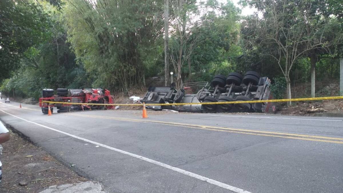 Derrame de combustible amenaza con contaminar al río Piedras en la Sierra