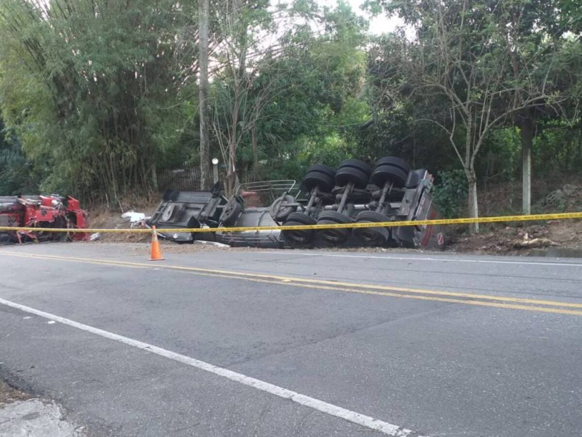 Derrame de combustible amenaza con contaminar al río Piedras en la Sierra