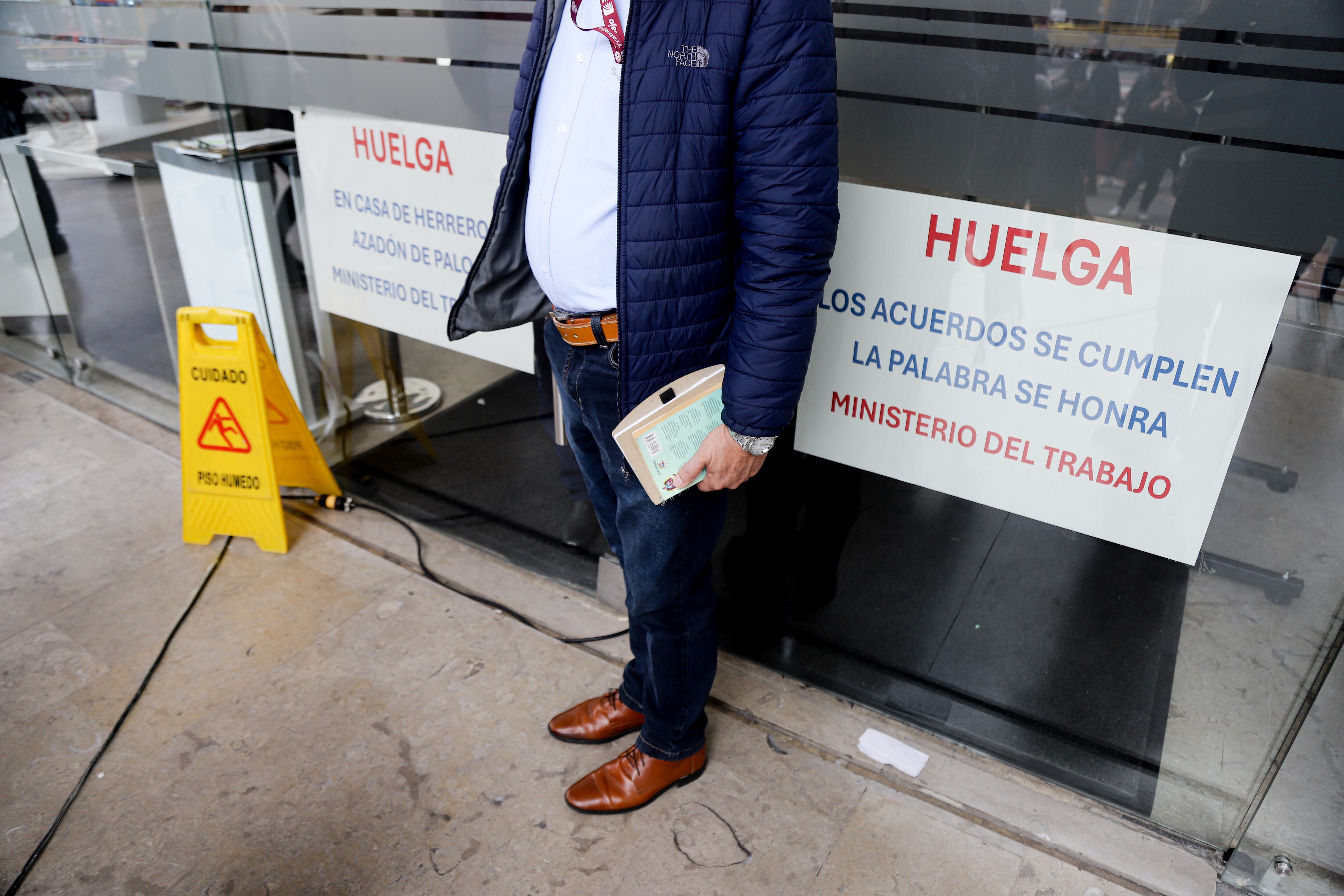 Bogotá. Julio 31 de 2024. Funcionarios del Ministerio de Trabajo anuncian cese de actividades de huelga (Colprensa - Lina Gasca)