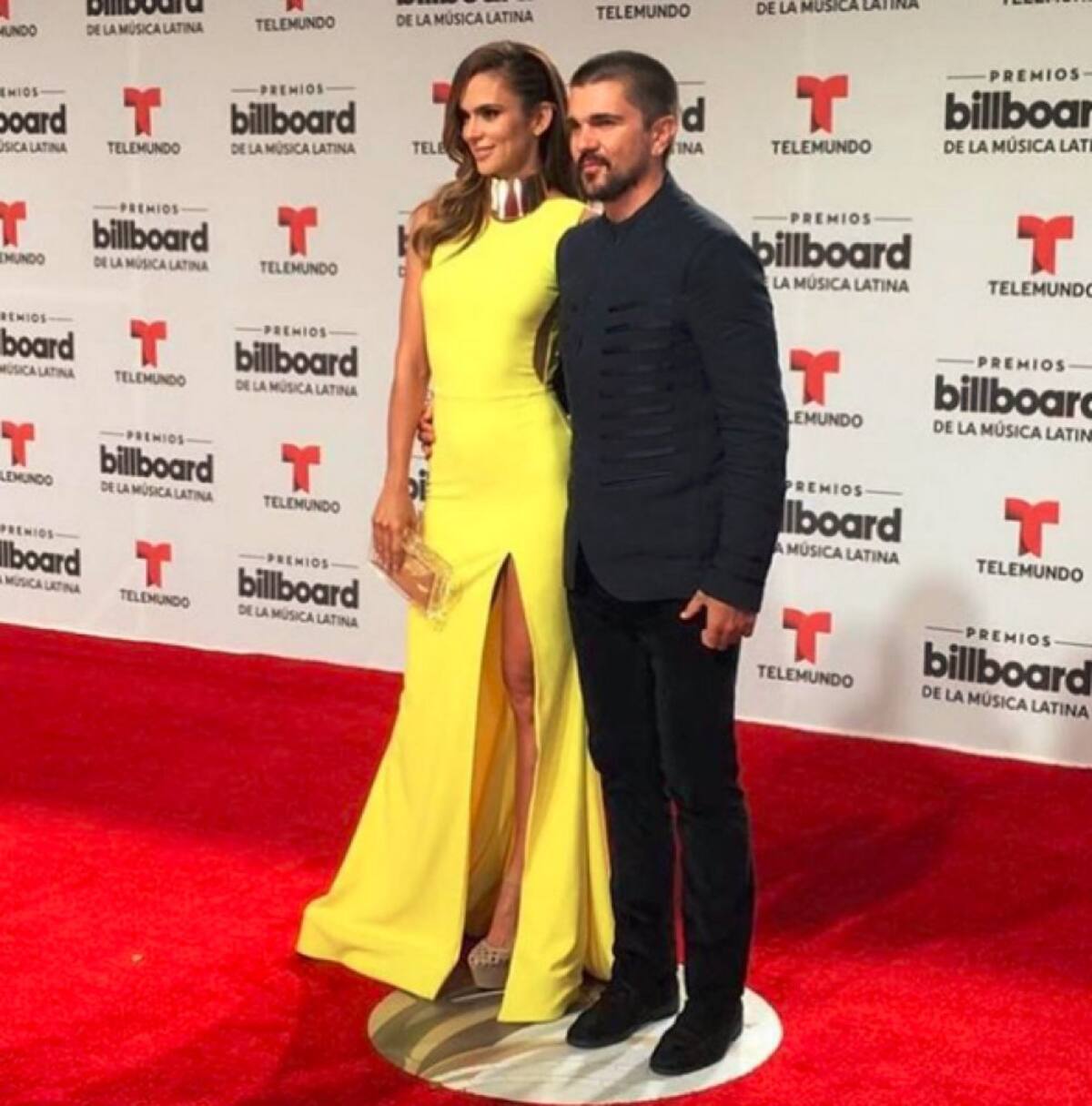 Juanes y su esposa Karen Martínez, vestidos por Douglas Tapia