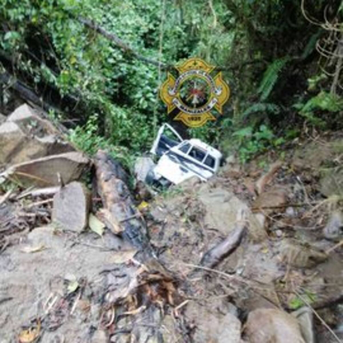 Una camioneta se rodó por una ladera en la vía Manizales - Bogotá