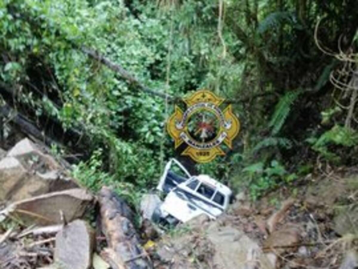Una camioneta se rodó por una ladera en la vía Manizales - Bogotá