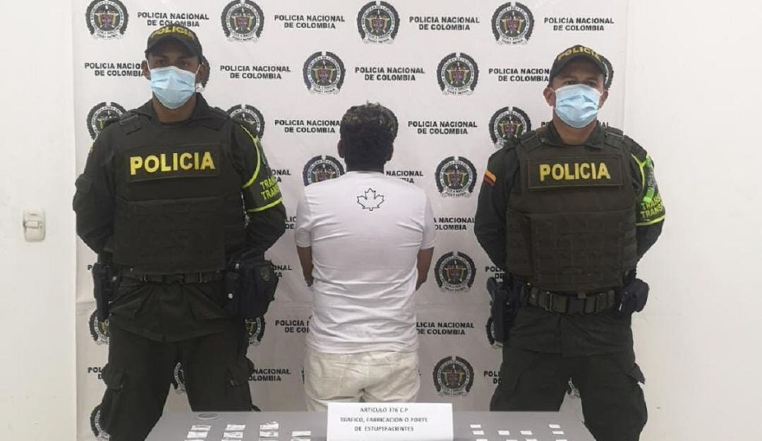 Según las autoridades, el hombre iba como pasajero y llevaba 60 dosis de base de coca y 20 cigarrillos de marihuana ocultos en un morral