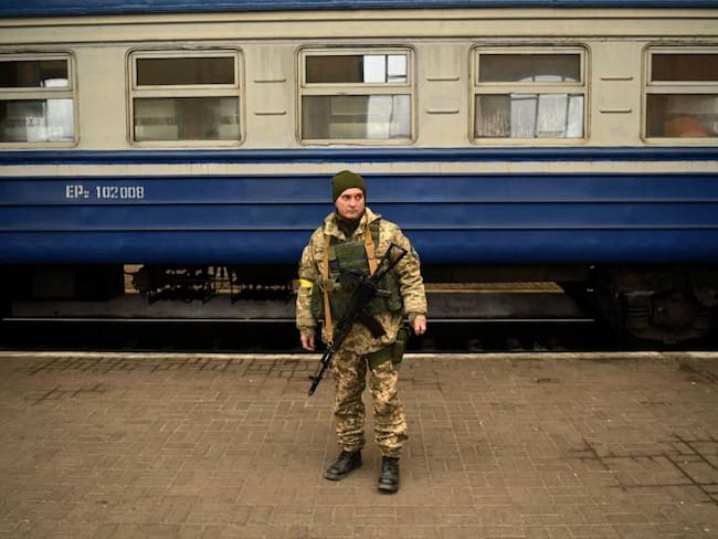 Soldado ucraniano en una estación de tren.                     Foto: Getty 