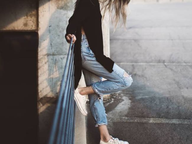 Usar los jeans al revés, la moda que se impone en Instagram